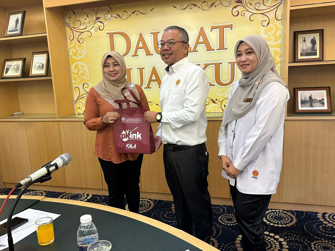 PKINK MENYERAHKAN PIALA SUKAN MINI GEMAPUTERA KELANTAN 2025 KEPADA PKNK 