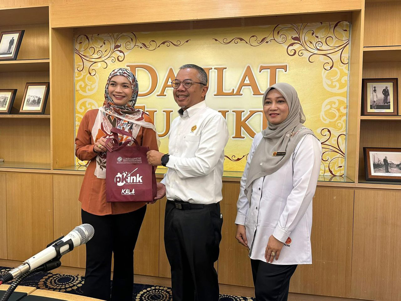 PKINK MENYERAHKAN PIALA SUKAN MINI GEMAPUTERA KELANTAN 2025 KEPADA PKNK 