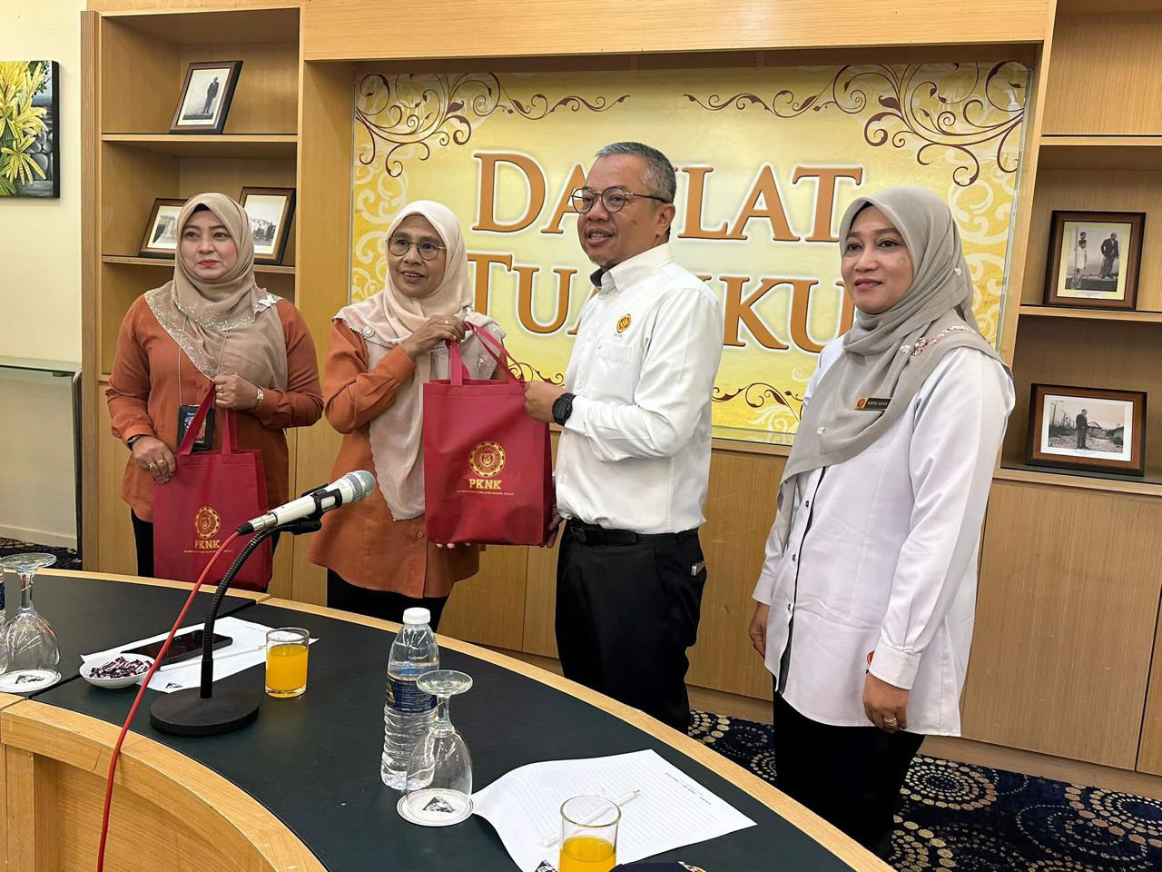PKINK MENYERAHKAN PIALA SUKAN MINI GEMAPUTERA KELANTAN 2025 KEPADA PKNK 